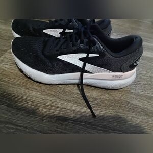 Brooks Women's Ghost 16 Black White Orchid Ice size 11